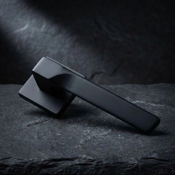 Комплект дверних ручок на квадратній розетці ZAMAK TRION CAPRI 49 Black 9658542799798101 фото